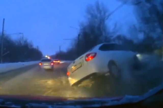 «Лада Гранта» перевернулась на Северо-Восточном шоссе в Саранске