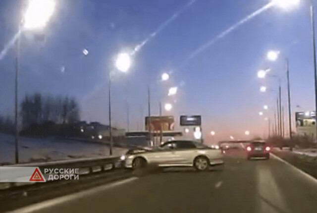 Легковушку занесло на Северном шоссе в Красноярске