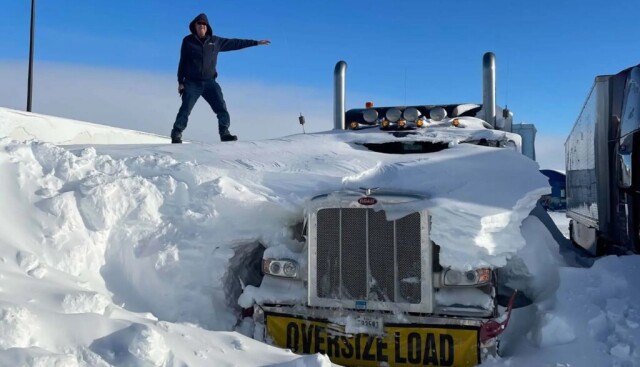 Десятки грузовиков занесло снегом в результате снежной бури в США 