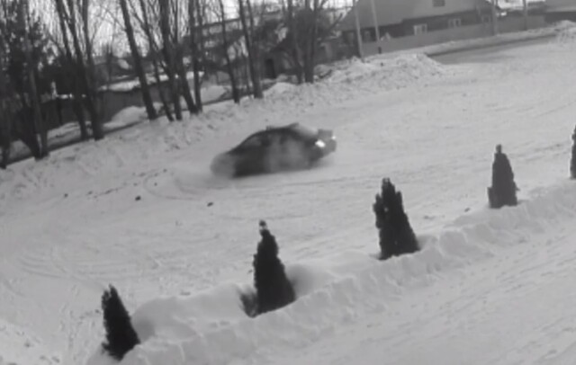 В Самарской области пьяный дрифтер сбил на парковке женщину с ребенком 