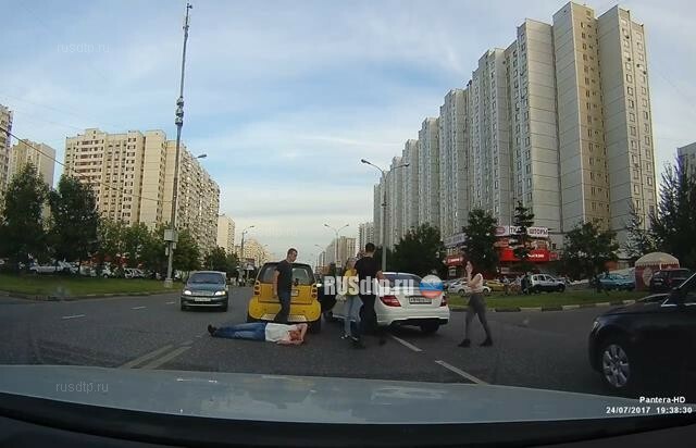 В Москве после ДТП водители устроили драку посреди дороги