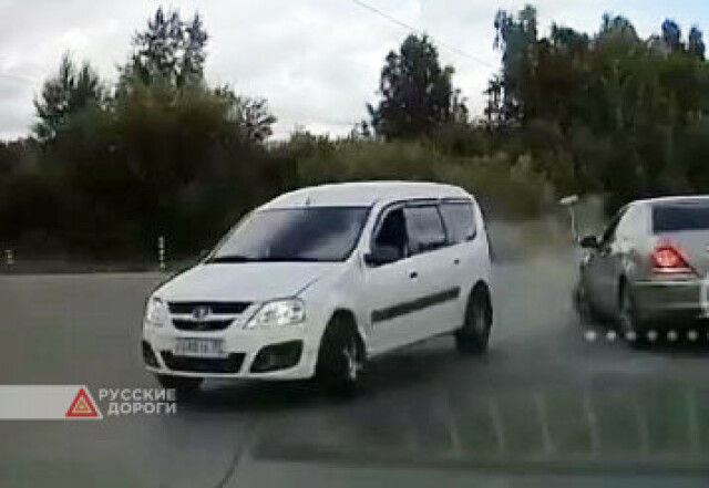 В Томске «Хонда» на перекрестке не пропустила «Ларгус»