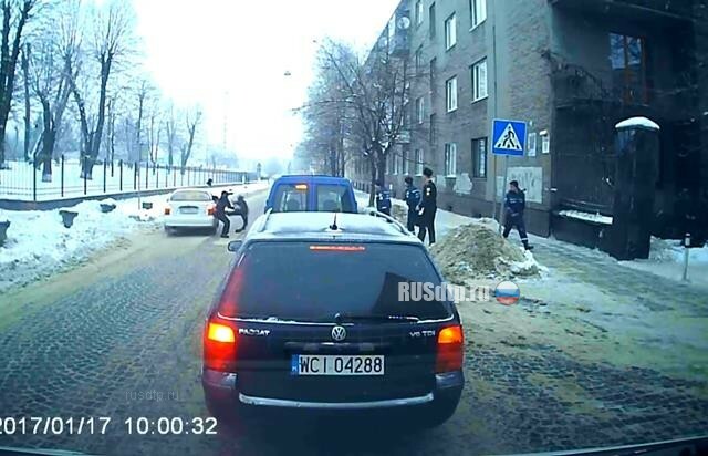 Таксист сбил студенток во Львове