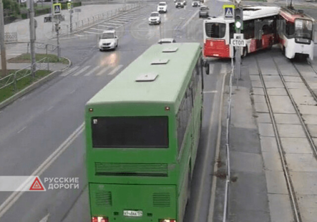 Автобус столкнулся с трамваем в Перми