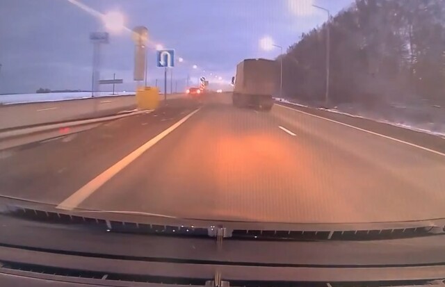 На трассе Уфа — Оренбург грузовик разворачивался и столкнулся с универсалом 