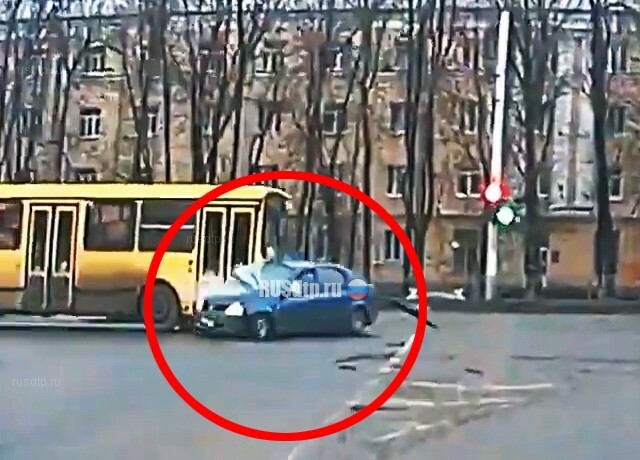 В Твери в ДТП с автобусом тяжело пострадала пассажирка «Логана» 