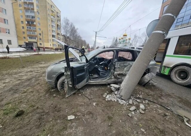 В Йошкар-Оле Porsche Cayenne столкнулся с маршруткой: пострадали 6 человек 