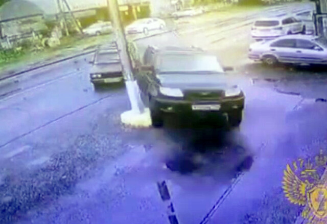 В Подмосковье в результате ДТП внедорожник въехал в магазин и сбил женщину-покупателя