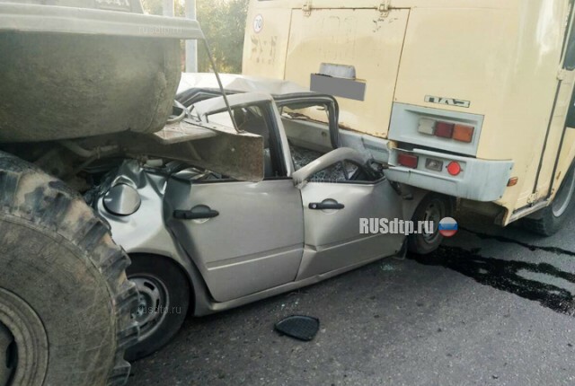 В Оренбурге «Калину» зажало между автобусом и грузовиком 