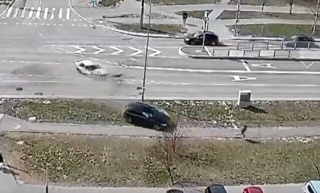 Пешеход спасался бегством: в Белгороде после ДТП автомобиль вылетел на тротуар