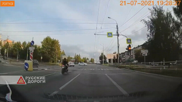 Момент ДТП с участием мотоцикла и автомобиля в Ижевске