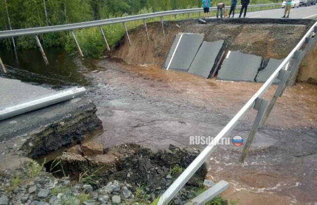 На трассе Тюмень-Ханты-Мансийск из-за размыва грунта обвалилась дорога 