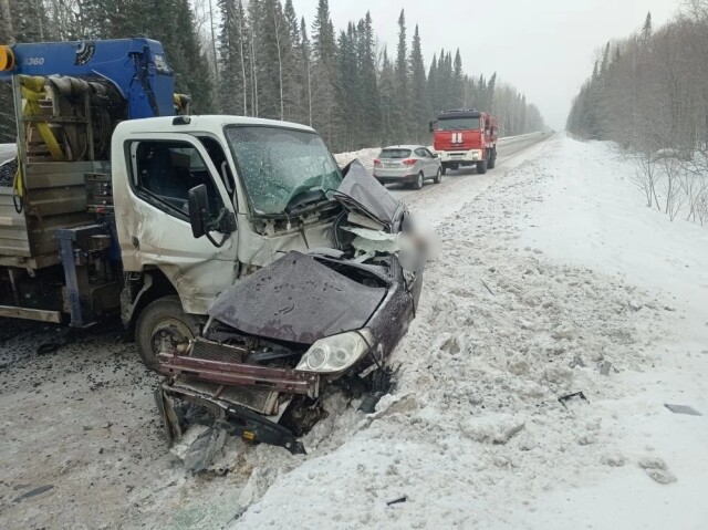 В Красноярском крае легковой автомобиль смяло от столкновения с грузовиком 