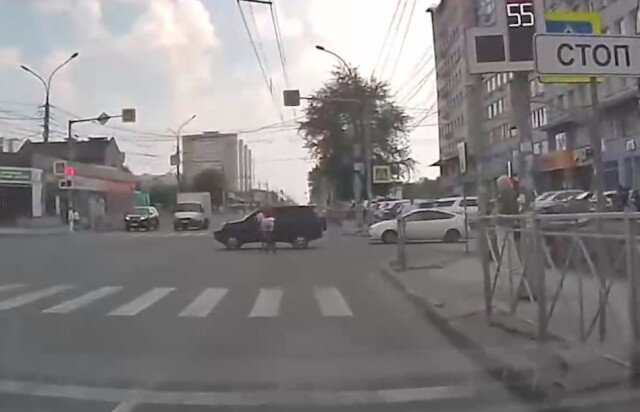 В Новосибирске подросток на велосипеде проехал на красный и столкнулся с автомобилем