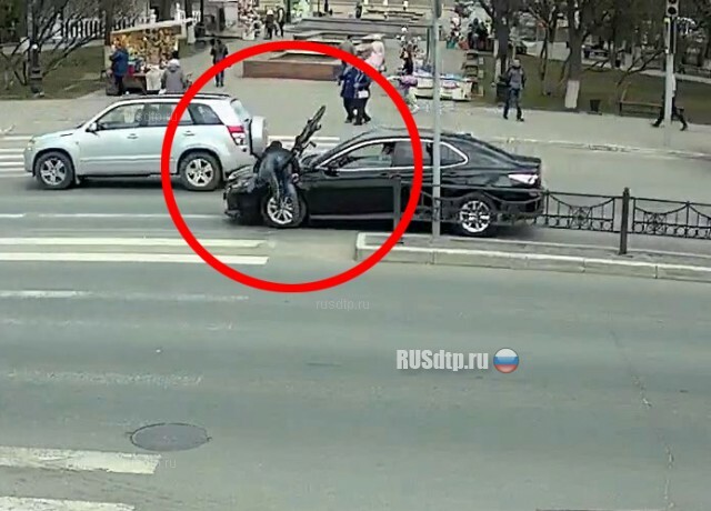 В Калуге пьяный велосипедист врезался в машину депутата. ВИДЕО 