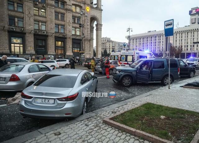 Внедорожник давил пешеходов на Майдане. ВИДЕО 
