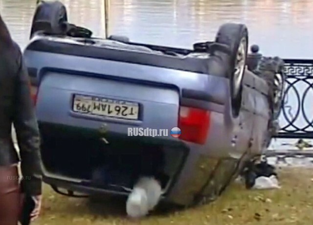Двое мужчин утонули на автомобиле в реке в районе Коломенской набережной 