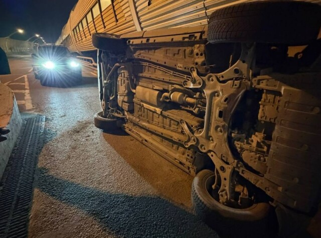 Автомобиль опрокинулся на пункте оплаты ЗСД в Санкт-Петербурге 