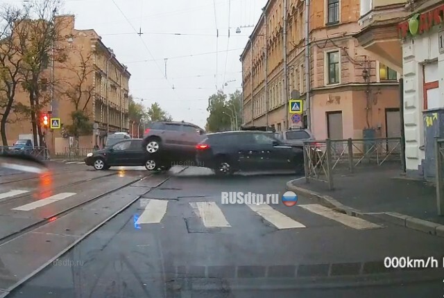 В Санкт-Петербурге «йети» напал на Porsche Macan