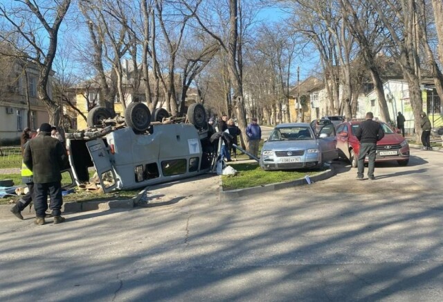 УАЗ перевернулся в результате ДТП на перекрестке в Керчи 