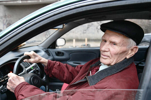 В России предложили запретить водить машину после 65 лет 