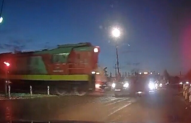 В Чебоксарах автомобиль выехал на переезд на красный и столкнулся с поездом