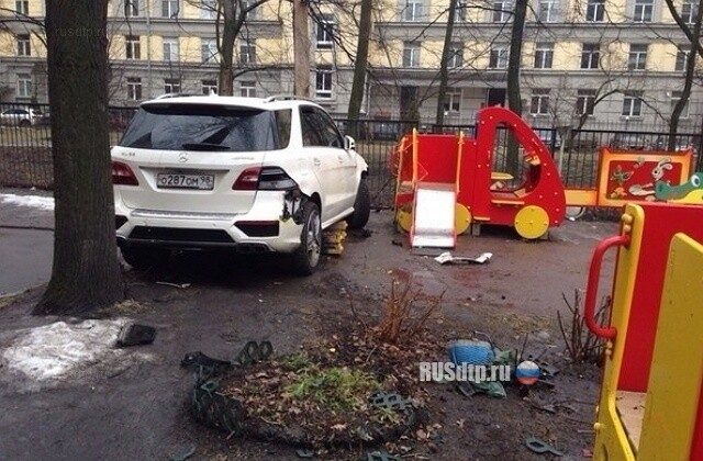 Разнес детскую площадку 