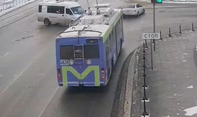 В Волгограде водитель легковушки проехал на красный и столкнулся с микроавтобусом