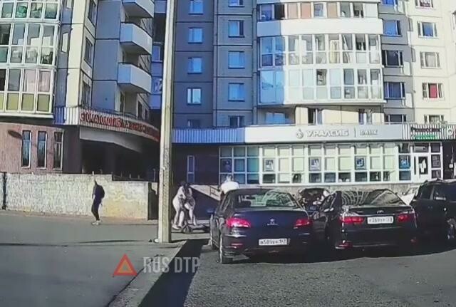 Две девочки на электросамокатах лоб в лоб столкнулись в Петербурге
