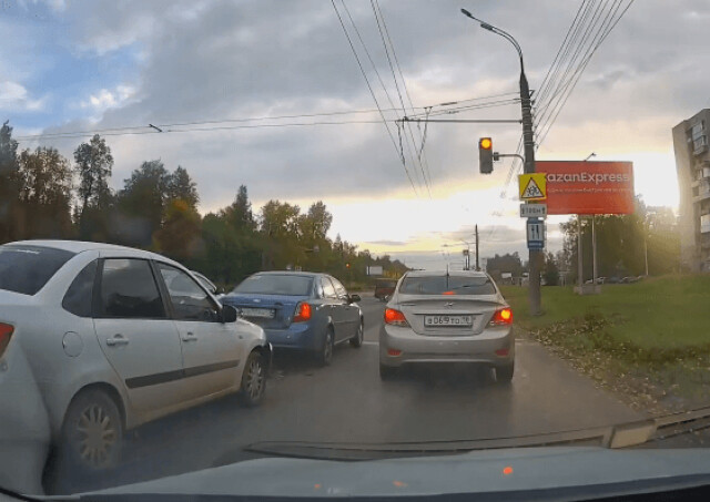 Два автомобиля столкнулись на светофоре на Воткинском шоссе в Ижевске
