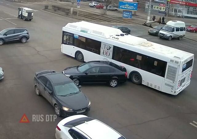 Автобус притёр легковушку на перекрестке в Волгограде