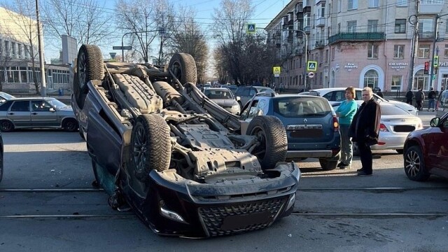 Момент тройного ДТП в Челябинске: от удара внедорожник перевернулся 