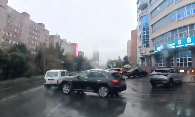 «Решил, что его пропускают»: Niva и Infiniti столкнулись на одной из улиц Омска