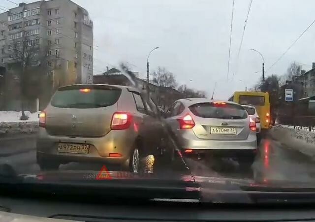 Ford Focus и Renault Sandero столкнулись в Иванове