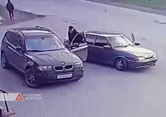 В Кузбассе средь бела дня угнали BMW 