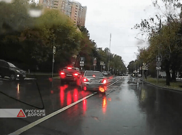 В Москве Mitsubishi при повороте налево столкнулся с кроссовером