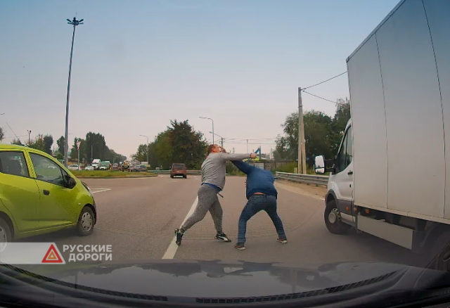 Два водителя подрались на дороге в Воронеже