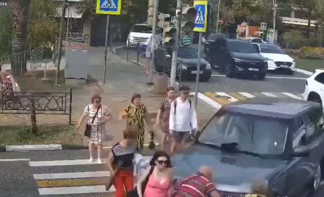 В Сочи внедорожник сбил пешеходов, повредил две машины и врезался в дерево 
