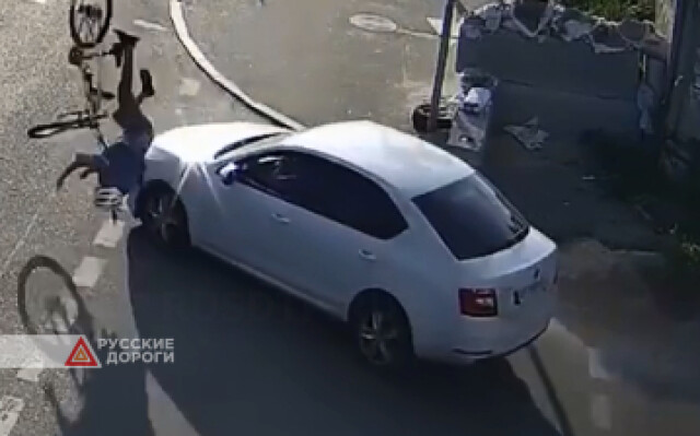 В Киеве автомобиль сбил девушку на велосипеде 