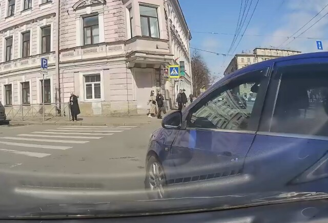 ДТП в Петербурге: водитель хотел повернуть налево с правой полосы 