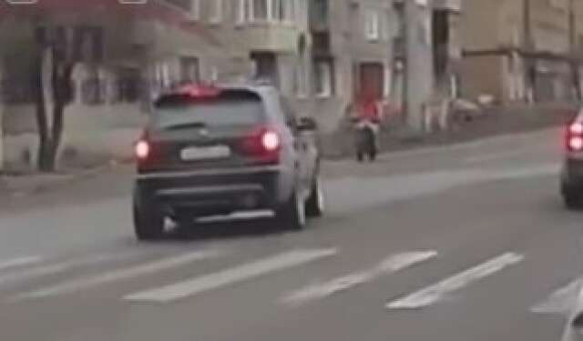 В Красноярске водитель автомобиля, поворачивая налево, сбил курьера 