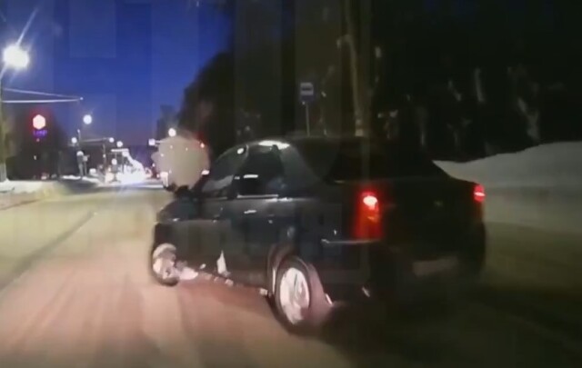 В Кирове водитель «Логана» пытался развернуться и столкнулся с попутным авто