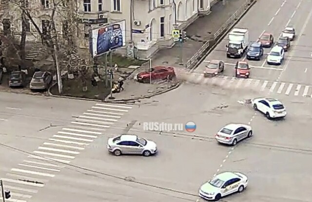 В Челябинске женщина с коляской чудом не попала под колеса машины