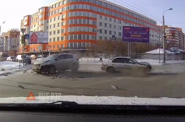 Кроссовер и седан столкнулись на перекрестке в Омске