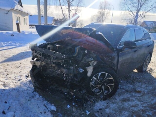 Два автомобиля лоб в лоб столкнулись в Котласе 