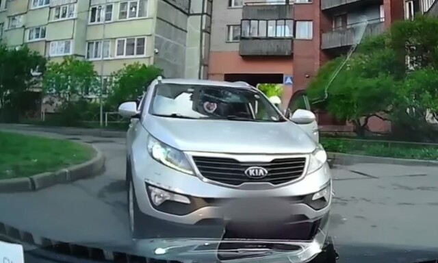 «Ударила по машине»: на видео попал конфликт на дороге в Петербурге