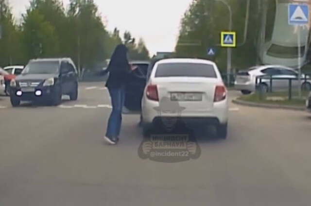 В Барнауле неизвестные выстрелили в автомобиль из ракетницы 
