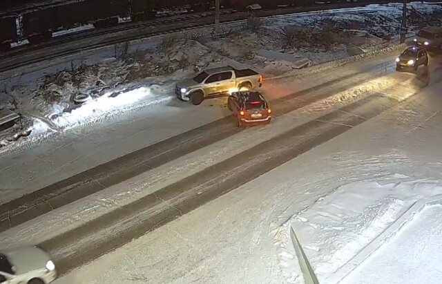 В Усть-Куте водитель пикапа при повороте не уступил дорогу автомобилю