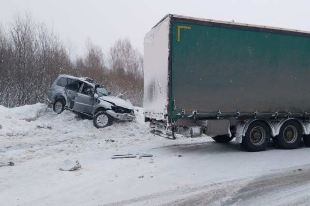 «Вынесло на встречную полосу»: два грузовика и кроссовер столкнулись на трассе «Сибирь» 