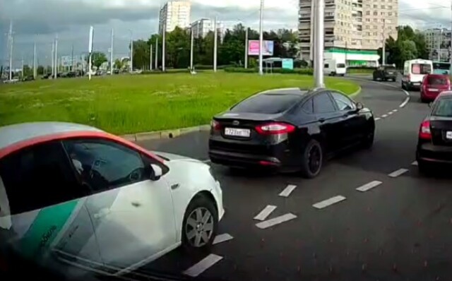 ДТП на круговом перекрестке в Петербурге: кто прав, а кто виноват?